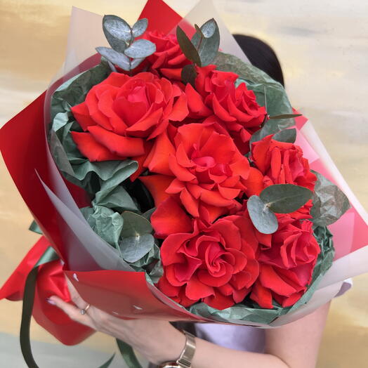 Букет с алой розой