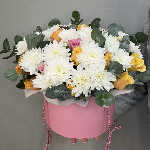 Коробка из хризантем и кенийских роз