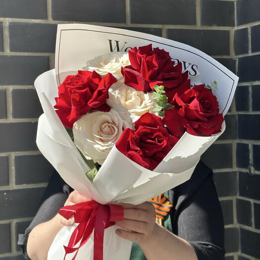 Классический букет из белых и красных роз 🌹