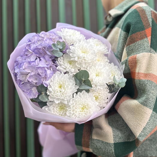Авторский букет «Сиреневый 💜» из гортензии , кустовых хризантем и эвкалипта