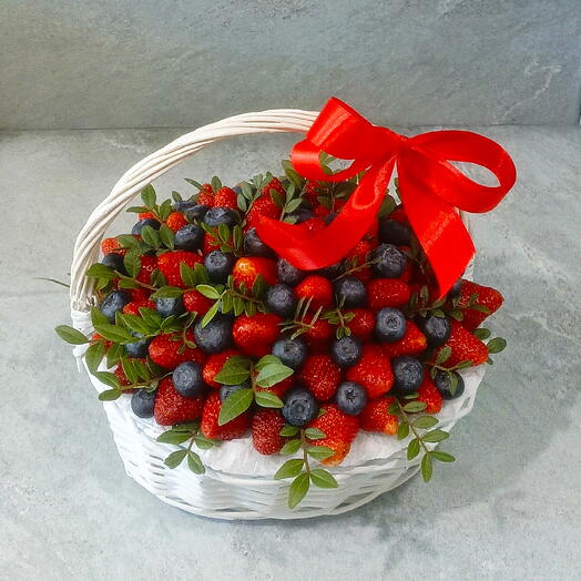 Корзина с клубникой и голубикой