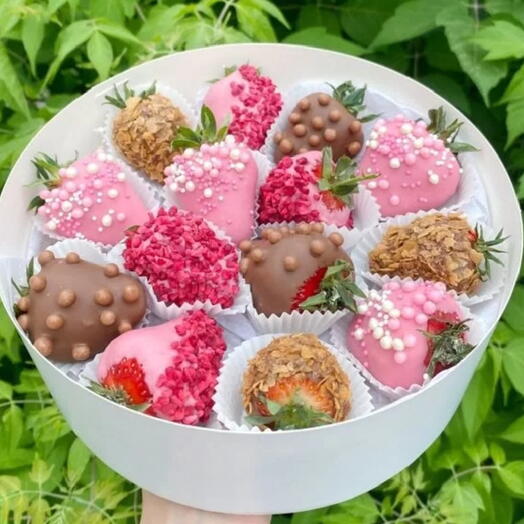 Клубника в шоколаде в круглой коробке
