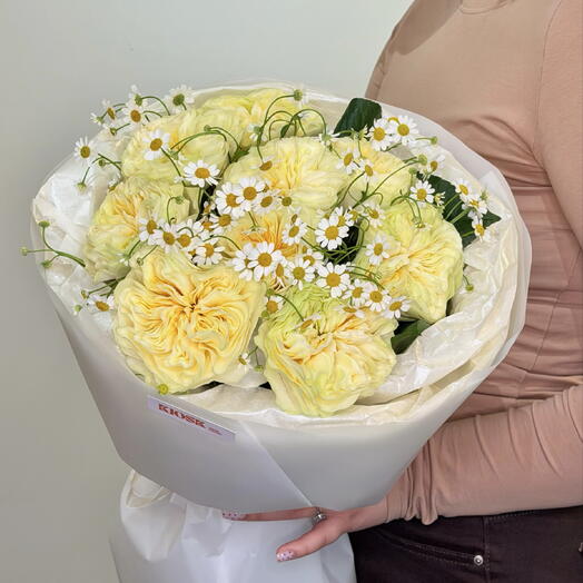 Букет с пионовидными розами и ромашками