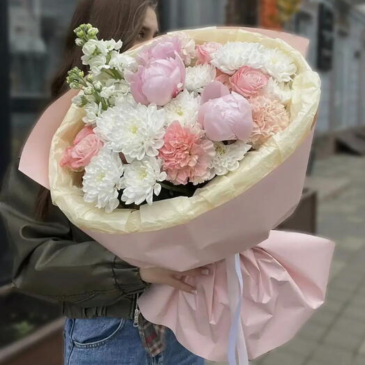 Красивый букет с пионами и Матиоллой