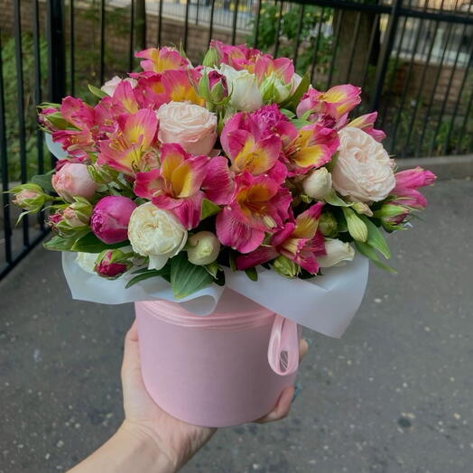Яркая коробка из роз кустовых и альстромерий