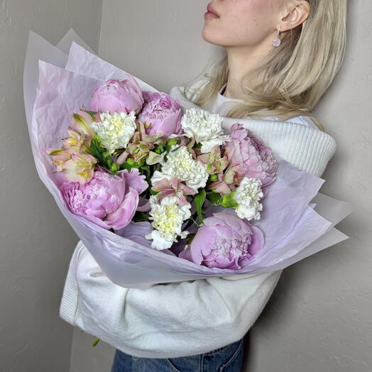 Букет с пионами и альстромерией💕