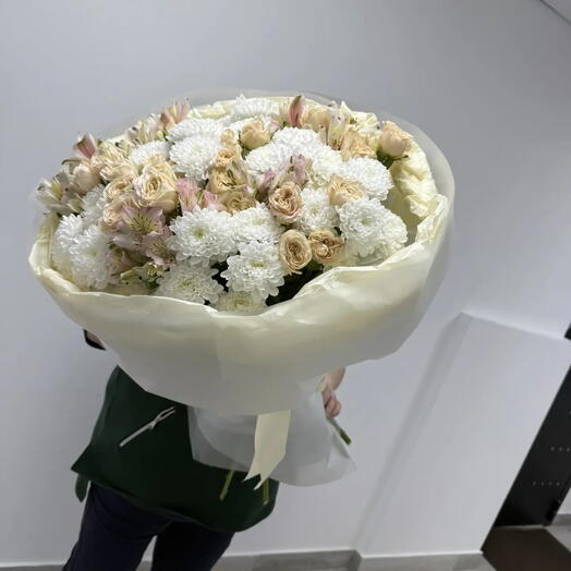 Букет из хризантемы и кустовой розы  "Нюд"