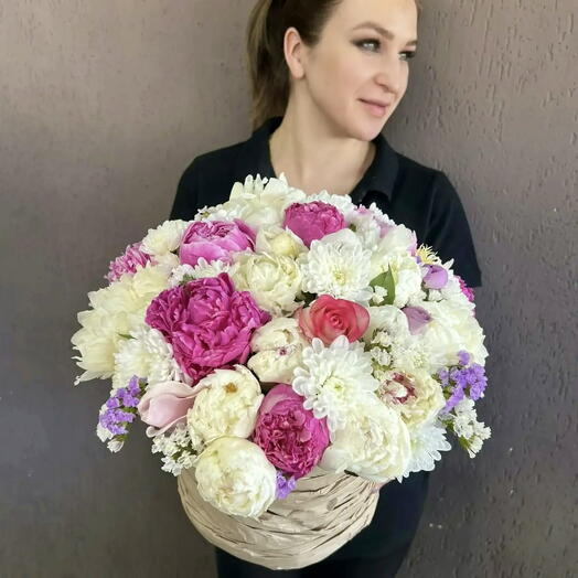 Корзина из ароматных цветов