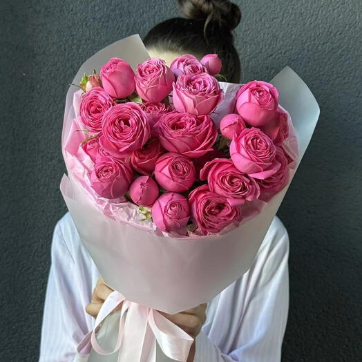 Ramo de rosas arbustivas en forma de peonía