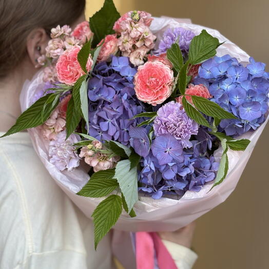 Букет с голландской гортензией и ароматной маттиолой 💜