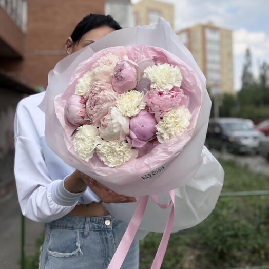 Букет с пионами и диантусами