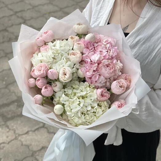 Нежный букет с кустовыми розами💞