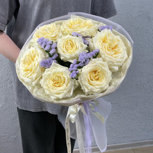 Букет из роз и статицы 💛