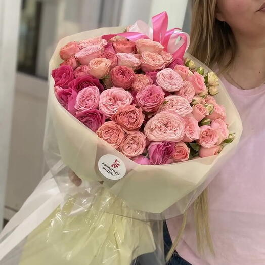 35 розовых кустовых роз