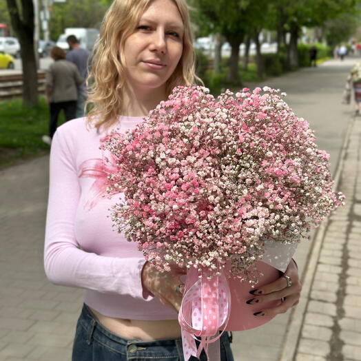 Розовая цветочная композиция из гипсофилы