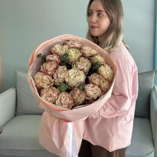 17 пионовидных роз