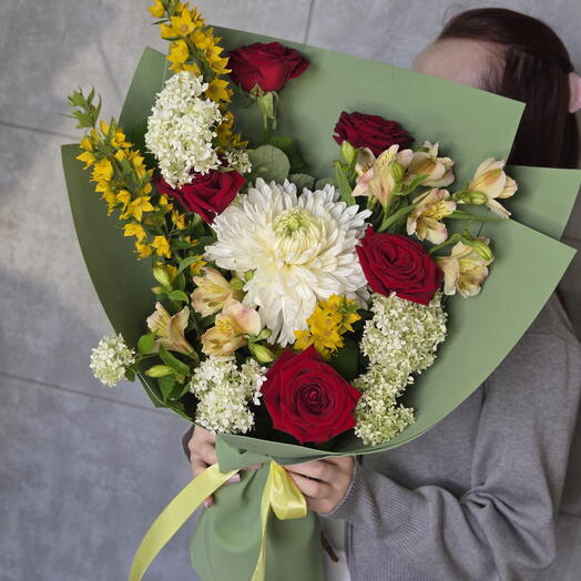 Яркий букет с красными розами