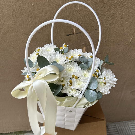 Композиция в сумочке с хризантемой, ромашкой и эвкалиптом🌼