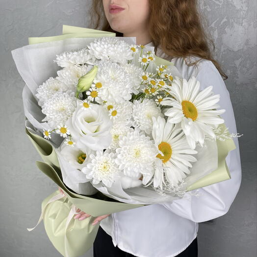 Букет из ромашек и эустомой
