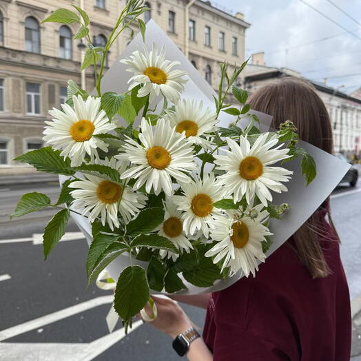 Букет из ромашек и малины