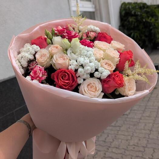 Букет из кустовых роз, кенийских роз, ахиллеи, астильбы, эустомы