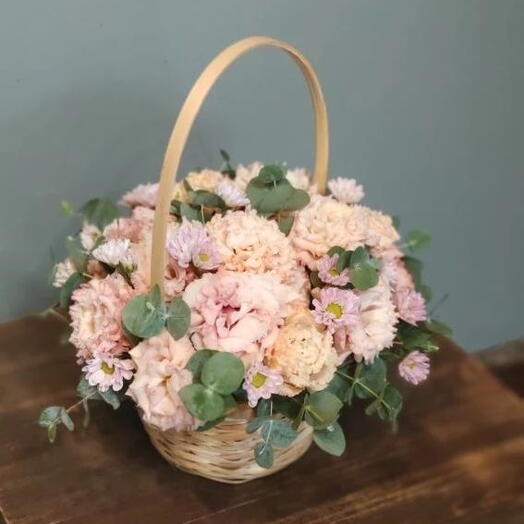 Корзина летняя с лизиантусом