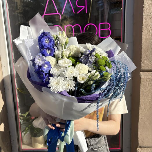 Цветочный водопад с амарантом и дельфиниумом