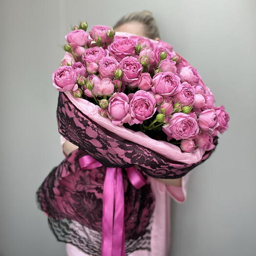 Букет из кустовых роз с кружевом 💕