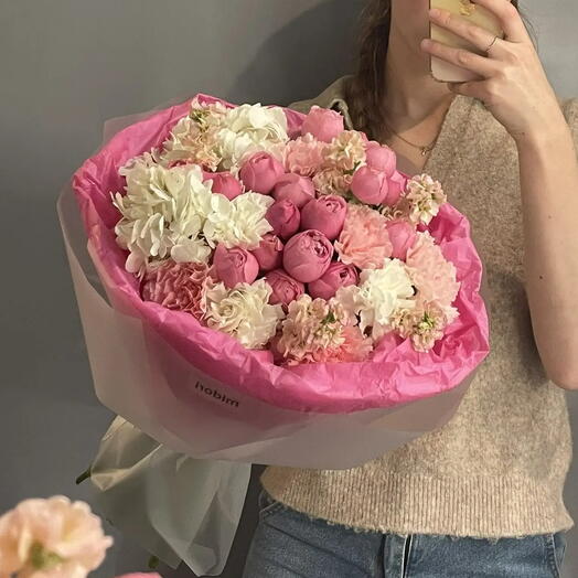 Букет с гортензией, кустовой розой Сильва и ароматной маттиолой