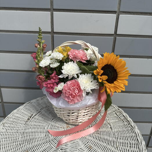 Нежная корзиночка с Подсолнухом,Хризантемой и дианоусом и антиром🩷💛