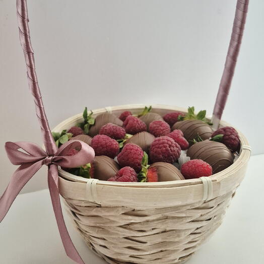 Клубника в подарочной корзине