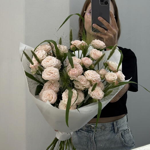Летний монобукет из кустовых роз 💗