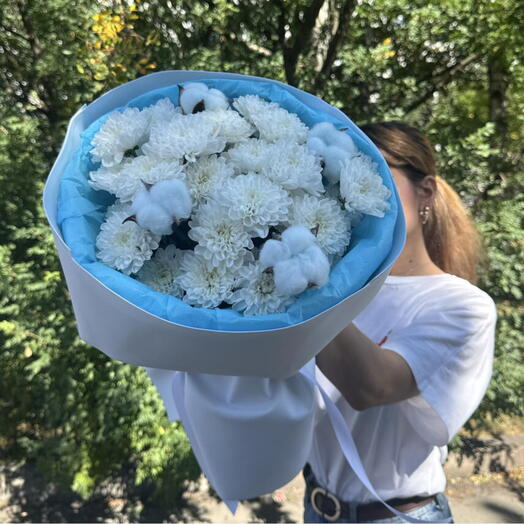 «Нежная облака ☁️💙» из кустовых хризантем сорта Алтай с хлопком 🎀