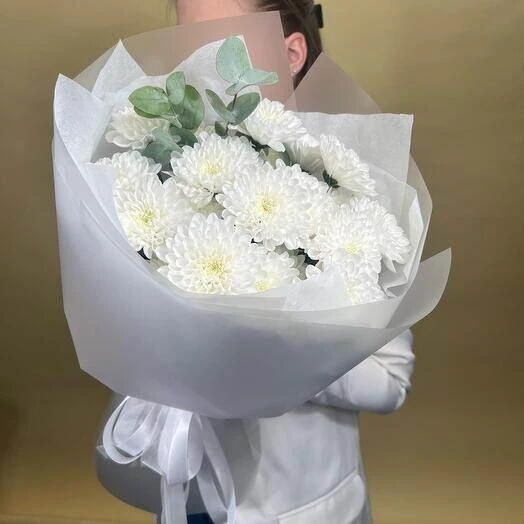 Букет из белых кустовых хризантем с эвкалиптом