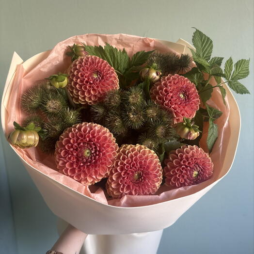 Букет из георгины/лопуха/зелени малины😍