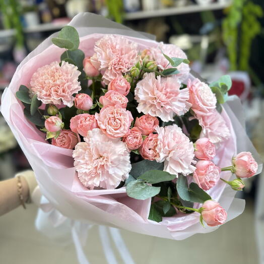 Кустовые розы и кружевные диантусы Букет Клубника со сливками 🍓