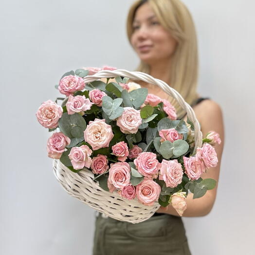 Корзина с кустовыми розами🌸