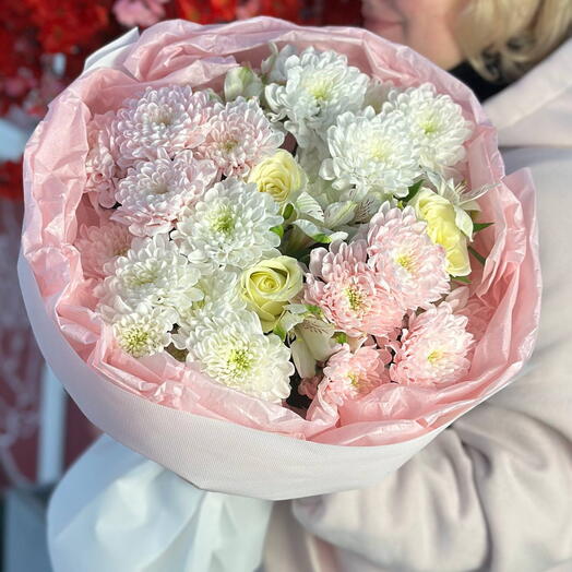 Букет с белыми розами и хризантемой