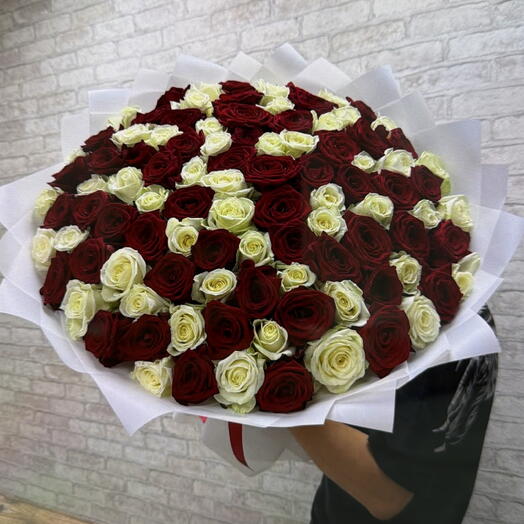 101 Роза микс красные розы и белые розы 60см