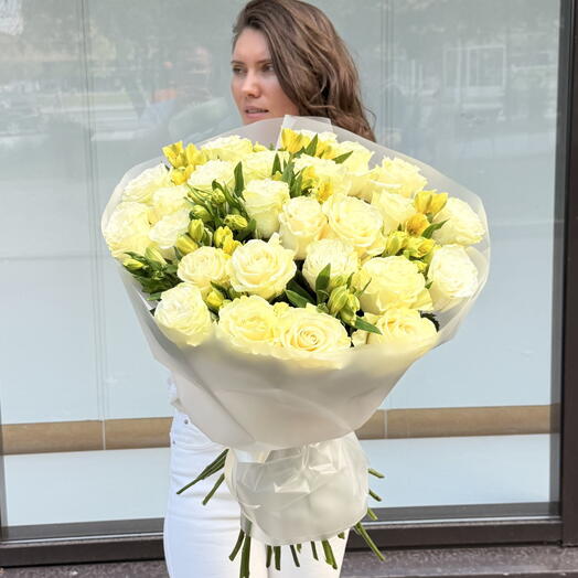 букет из белой эквадорской розы с яркой альстромерией + подарок от Vivienne Sabo — румяна MACARON