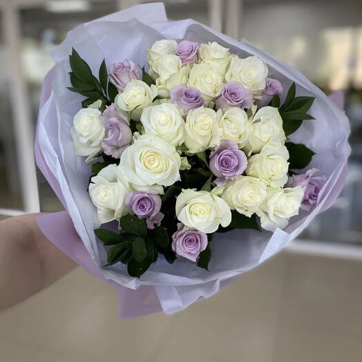 Букет из роз и рускуса