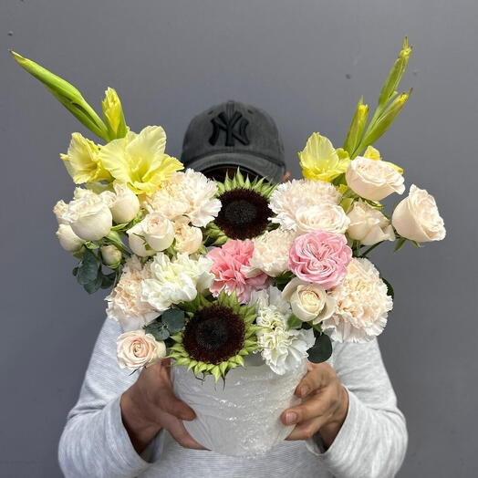 Композиция из гладиолусов и подсолнуха🌸🌻