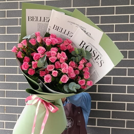 "Bella Rose" букет кустовых роз с эвкалиптом