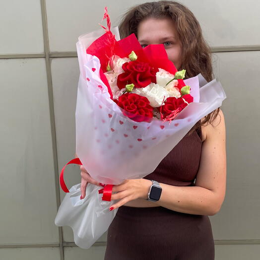 Букет с французской красной ароматной розой Наоми и белой Эустомой + сладкий подарок 🎁