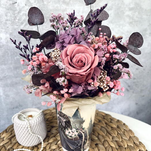 Букет из стабилизированных цветов в крафт стаканчике 💜