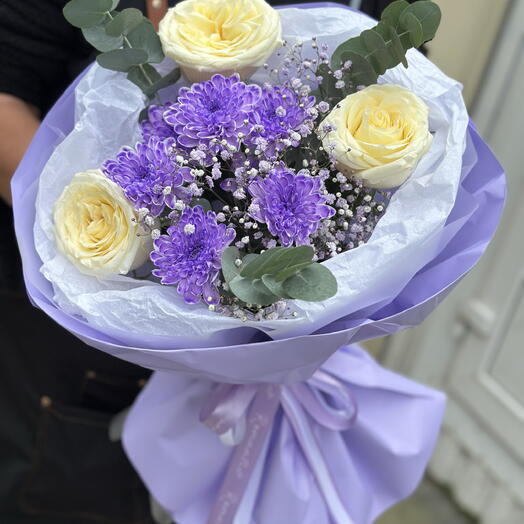 «Фиолетовый бархат💜»Букет выполнен из белой пионовидной розы с добавлением кустовой хризантемы и гипсофилы