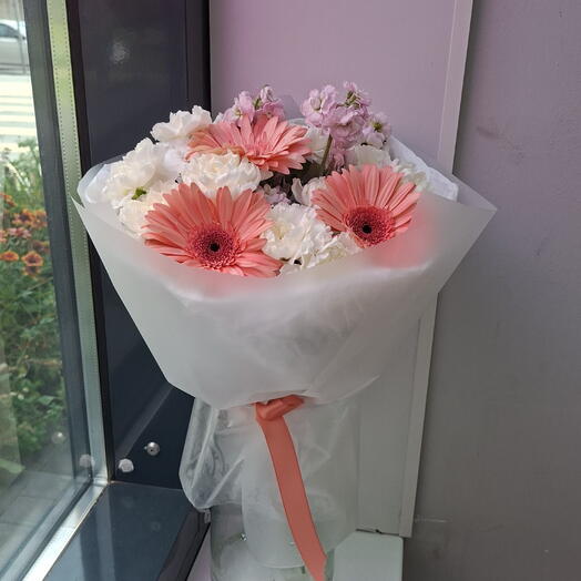 Радость💖Букет из белого диантуса,коралловый гербер и маттиолы