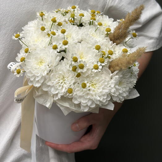 Коробочка с белоснежной хризантемой и маргаритками 🌼🤍