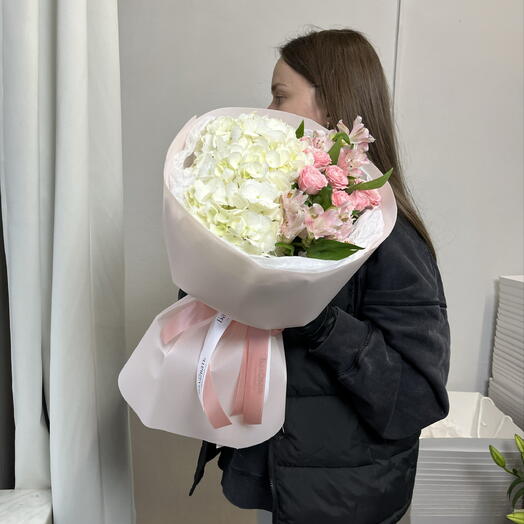 Мини-букет: гортензия,розы и альстромерия, подарок для учителя на День знаний