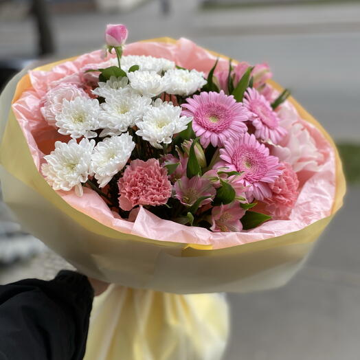 Авторский букет с нежными герберами